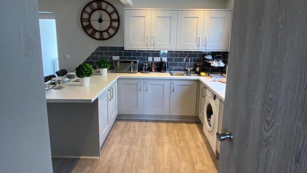 Private kitchen - Luxury 4-bed 5 Bath House in Oxford Headington (Oxford)