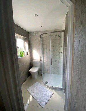Dusche, Haartrockner, Handtücher