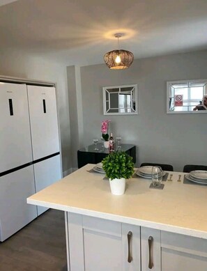 Geladeira, micro-ondas, fogão, cooktop