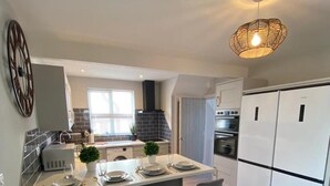 Private kitchen - Luxury 4-bed 5 Bath House in Oxford Headington (Oxford)