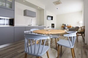 開放式客房, 泳池景 | 客廳 | 電視