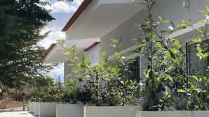 A modern building with a flat roof and white walls, surrounded by greenery and trees. - Hotel Campo do Rosmaninho (Castelo Branco)