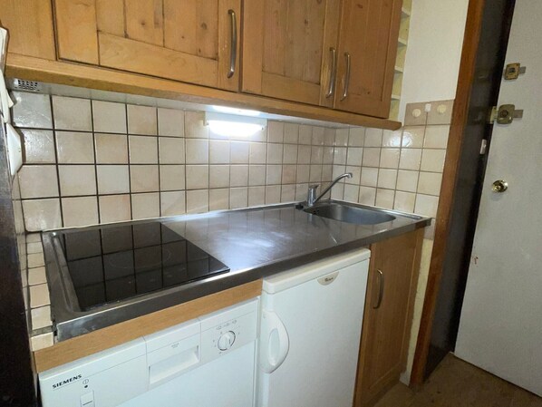 ثلاجة، غسالة أطباق، ماكينة لصنع القهوة/الشاي، محمصة خبز