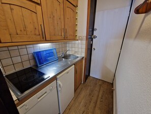 Fridge, dishwasher, coffee/tea maker, toaster