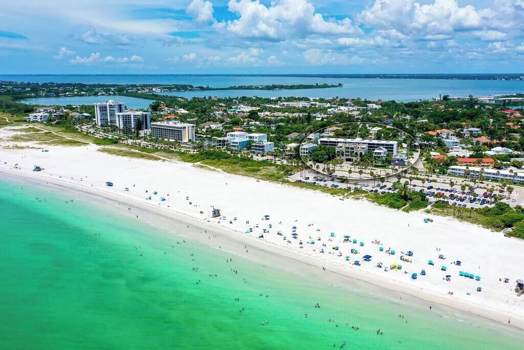 På stranden, solsenger og strandhåndklær