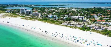 En la playa, camastros y toallas de playa