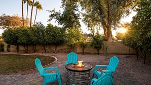 A patio with a fire pit and four chairs. - Art Deco Oasis: Vintage Charm, Pool, Firepit, BBQ (Scottsdale)