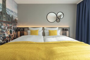 Ropa de cama hipoalergénica y caja de seguridad en la habitación