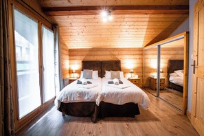 6 Schlafzimmer, Schreibtisch, Bügeleisen/Bügelbrett, Reisekinderbett