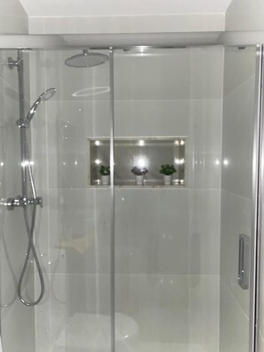 Shower, towels, soap, toilet paper - VillaGarcia-Apartamento da Capela (Terras de Bouro)