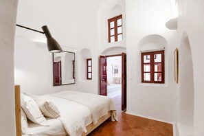 2 bedrooms, iron/ironing board, travel crib, WiFi - Terracotta Cave House (1) (Santorini)