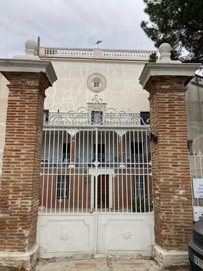 Exterior - Le mas Palegry : Chambre D'hôtes de Charme Côté Jardin (Perpignan)