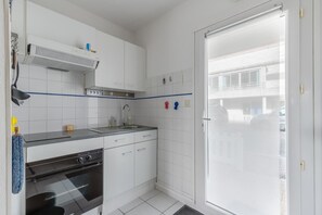 ثلاجة، ميكروويف، فرن، موقد طهي مسطح