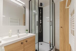Dusche, Haartrockner, Handtücher, Seife