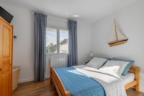 3 chambres, bureau, fer et planche à repasser, lit parapluie