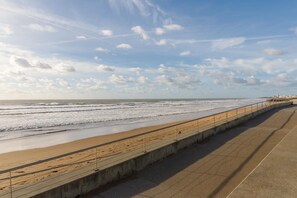 Plage, chaises longues, serviettes de plage
