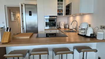 Refrigerador, microondas, horno, placa de cocina