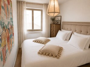 2 habitaciones, escritorio y tabla de planchar con plancha 