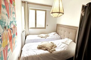 2 bedrooms, iron/ironing board, travel cot, free WiFi