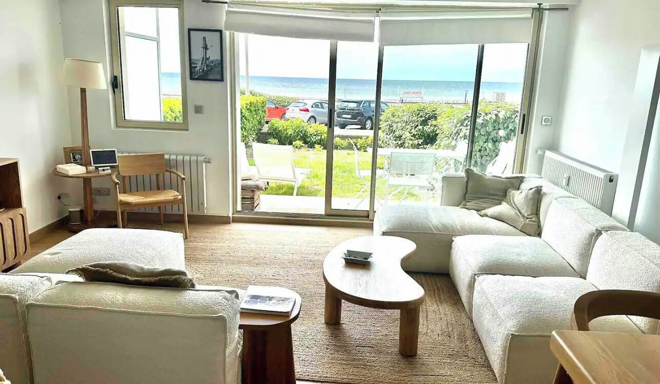 Een smart-tv, boeken, een stereo en een printer