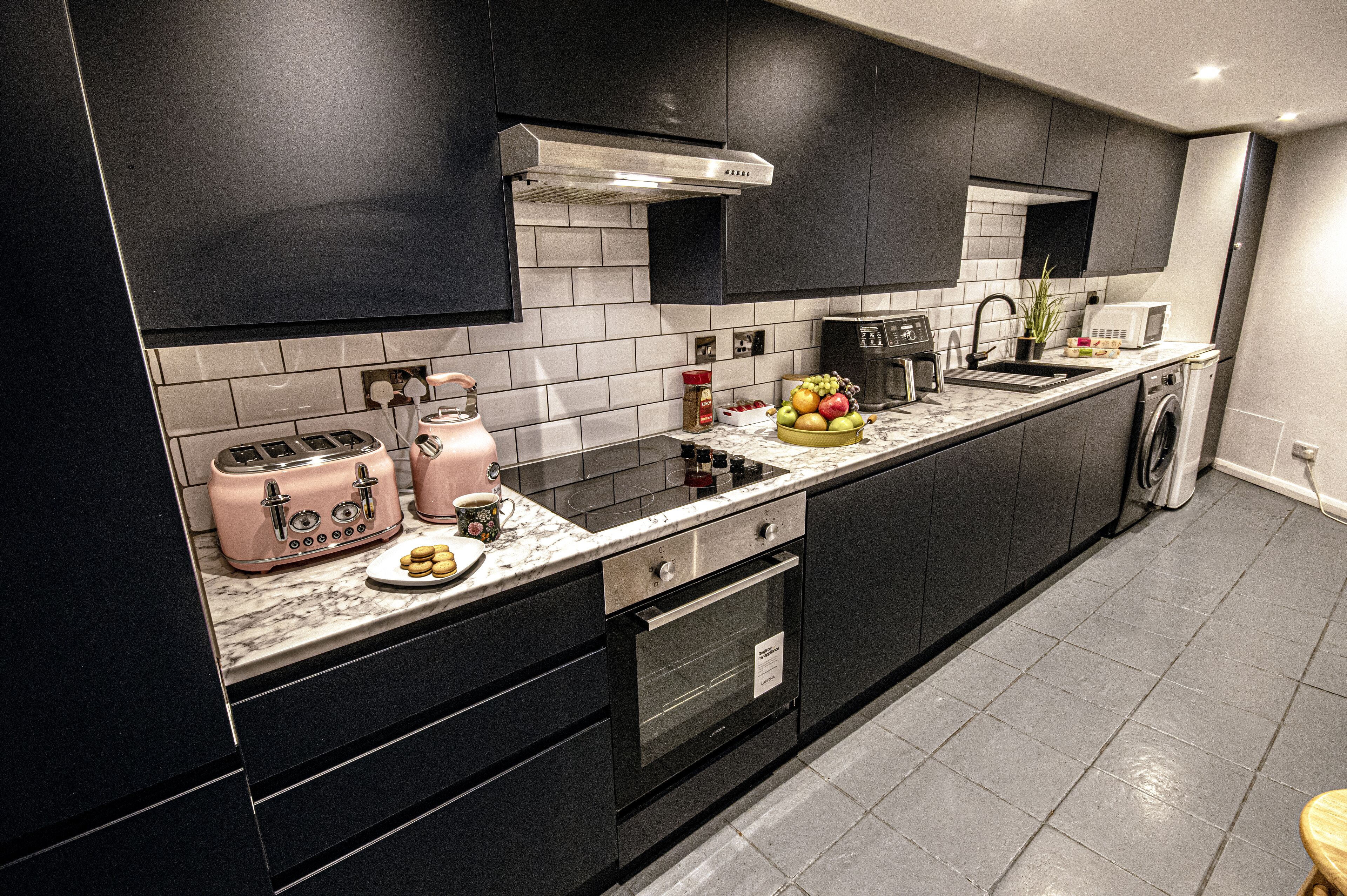 ハウス | 専用キッチン | 冷蔵庫、電子レンジ、オーブン、コンロ