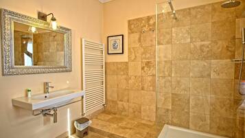 Ferienhaus | Badezimmer | Dusche, Handtücher