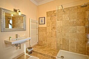House | Bathroom | Shower, towels - Inviting 6-bed House in Brindisi (Brindisi)