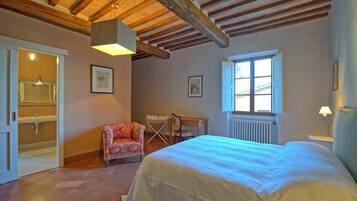 House | 6 bedrooms, iron/ironing board, free WiFi, bed sheets