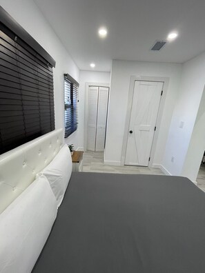 1 bedroom, desk, WiFi