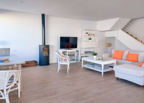 Una Smart TV, una chimenea
