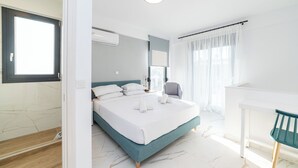 Un dormitorio moderno con una cama, un escritorio y una silla.