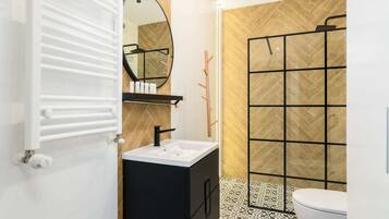 Een douche, een haardroger, handdoeken