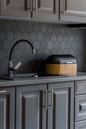 Fridge, oven, stovetop, dishwasher