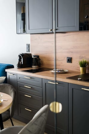 Fridge, stovetop, dishwasher, coffee/tea maker