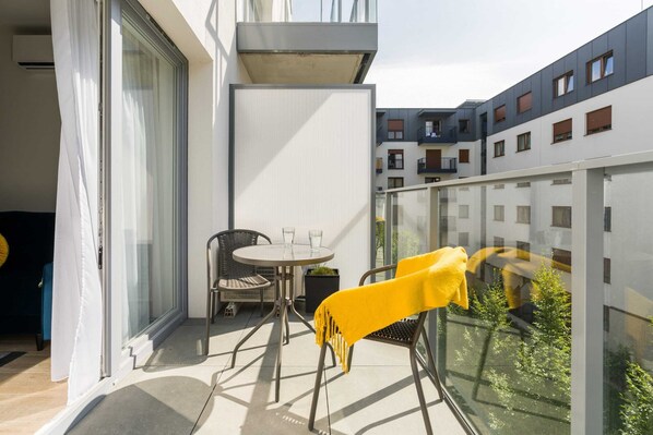Outdoor dining - Niedziałkowskiego 25A | Luxury Apartment | Balcony (Poznan)