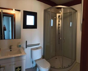 Kombinert dusj/badekar og toalettpapir