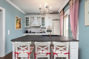 Fridge, oven, stovetop, dishwasher
