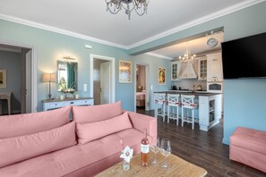 Een smart-tv en boeken