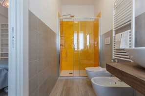 Douche, sèche-cheveux, bidet, serviettes fournies