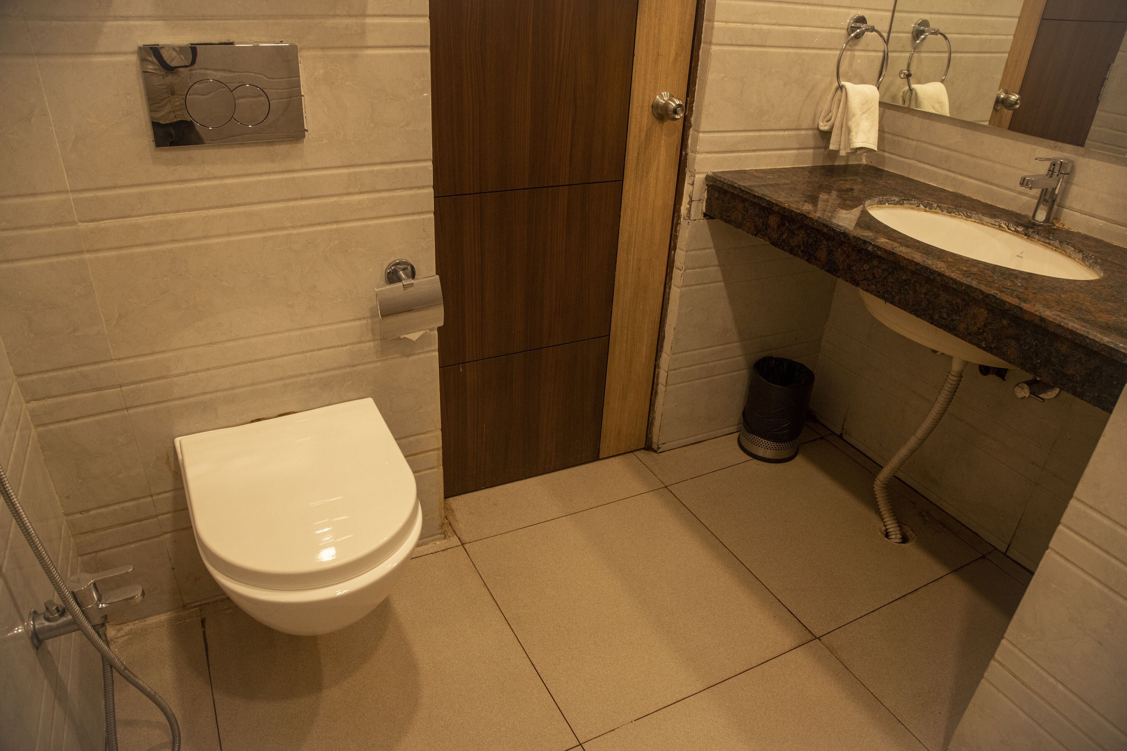 Un baño con inodoro, lavamanos y espejo.