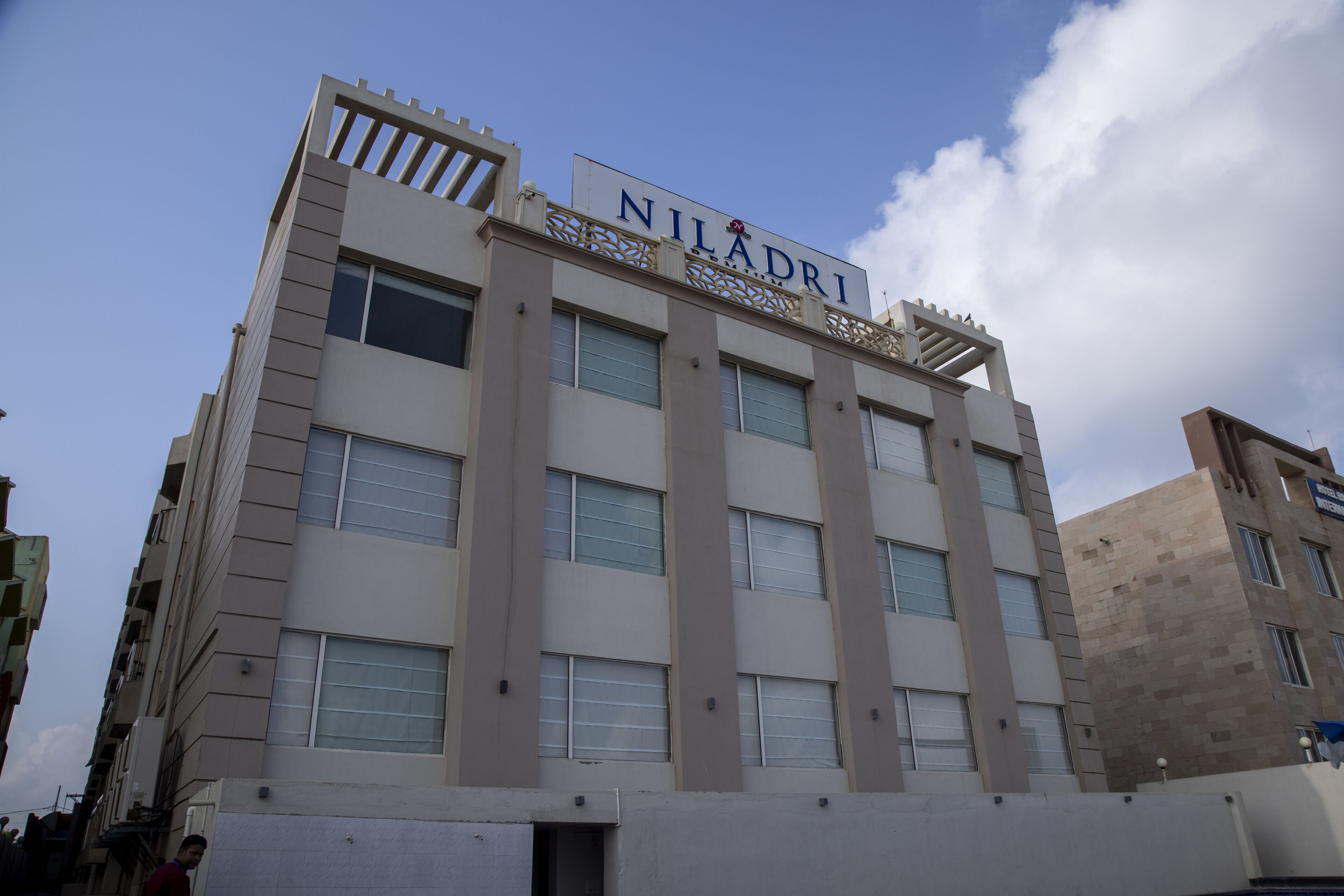 Ein mehrstöckiges Gebäude mit der Aufschrift "NILADRI" auf der Spitze.