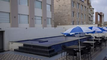 Außenpool, geöffnet von 07:00 Uhr bis 18:00 Uhr, Sonnenschirme