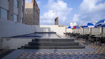 Szabadtéri medence, nyitva 7:00 és 18:00 között, napernyők