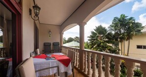 Outdoor dining - Chez Benoit Self Catering- Au cap, mahe seychelles, beach garden view (victoria)