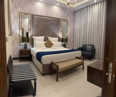 Royal Suite | Premium bedding, minibar, in-room safe, desk