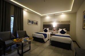 Quarto executivo, 2 camas de solteiro | 1 quarto, roupas de cama premium, frigobar, cofres nos quartos