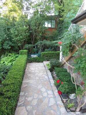 Property grounds - Beautiful Holiday House Wifi, cabTV, centr.heating - 5 min from NS (Sremska Kamenica)