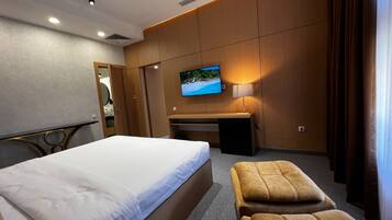 City Suite, City View | 1 bedroom, minibar, in-room safe, desk