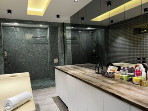 Un sauna, baño turco, tratamientos corporales, aromaterapia