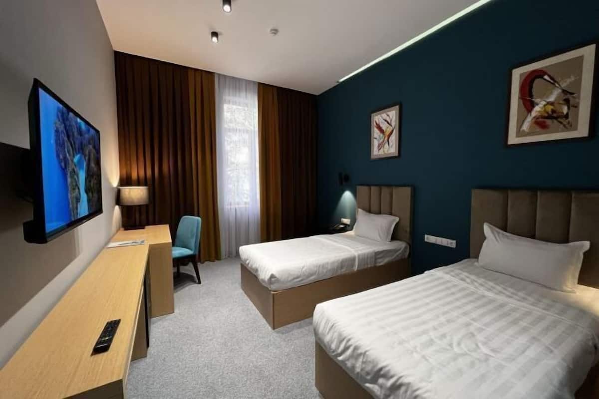 Minibar, caja de seguridad en la habitación y escritorio